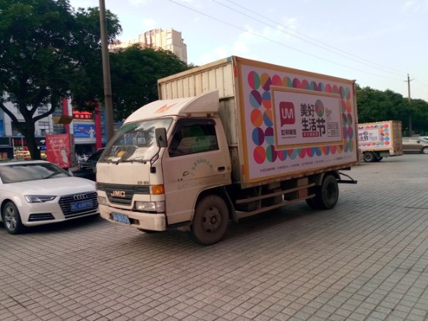 戶外廣告燈布和可移背膠在車(chē)身廣告的應(yīng)用 - 珠海噴繪 -「力奇廣告」